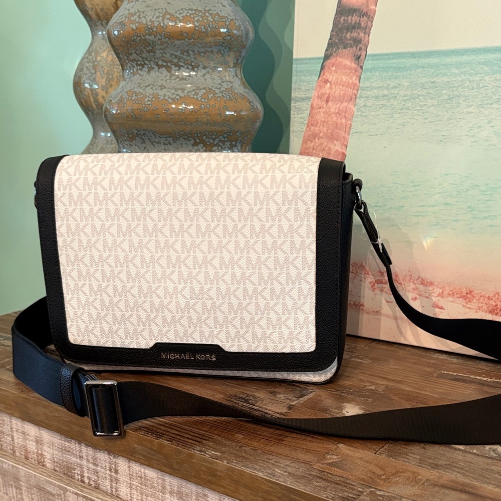 Michael Kors White and Black Crossbody signature Bag new condition